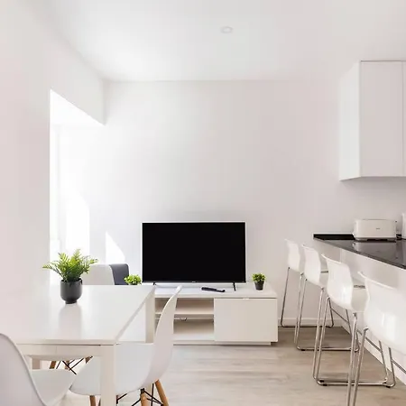 Cozy And Modern Flat In